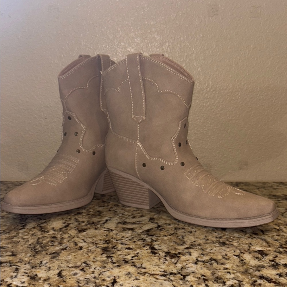 NWOT 💕SO Tan Ankle Booties with Western Flair